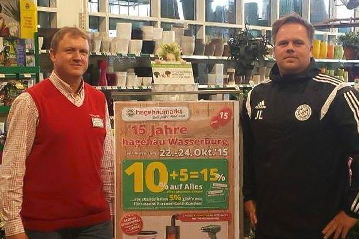 2015 Die Jugendfußballer vom TSV Eiselfing erhalten Spende vom hagebaumarkt Wasserburg