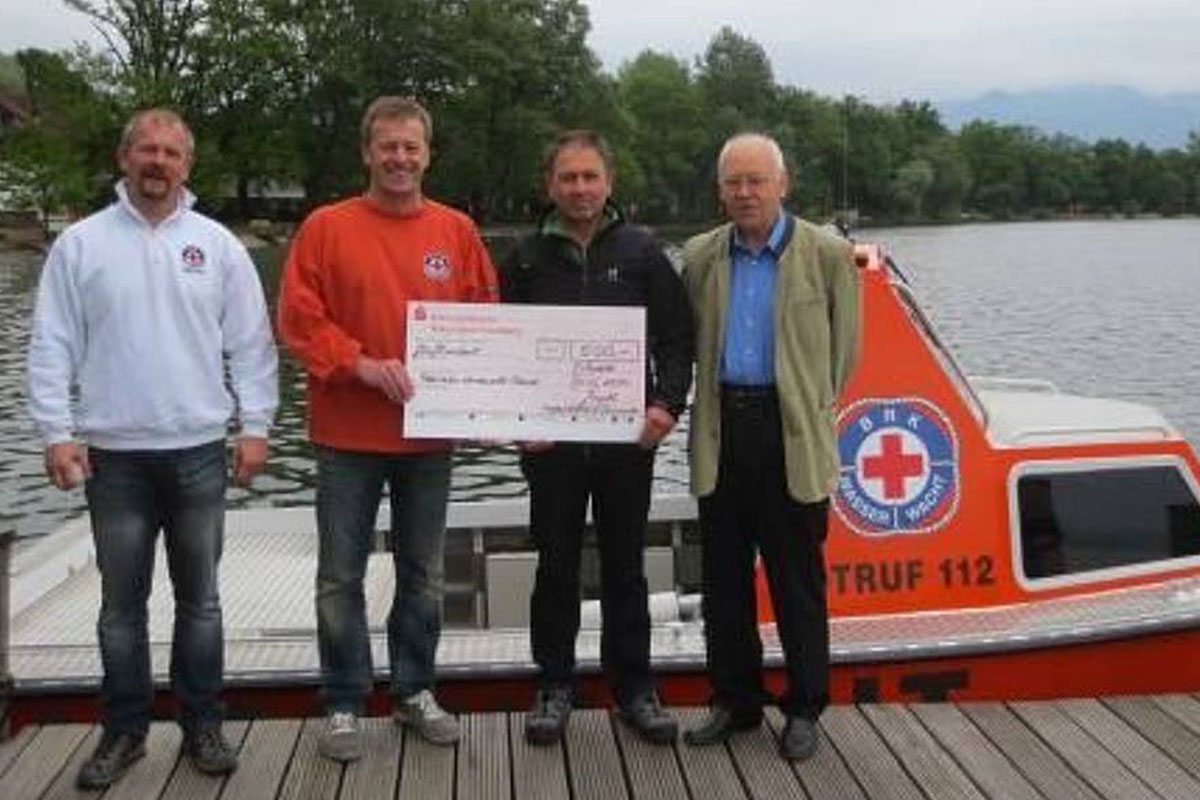 2014 hagebaumarkt Schneider spendet an die Wasserwacht Übersee